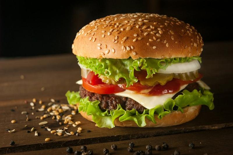 Hamburguesa clásica con tomate y lechuga