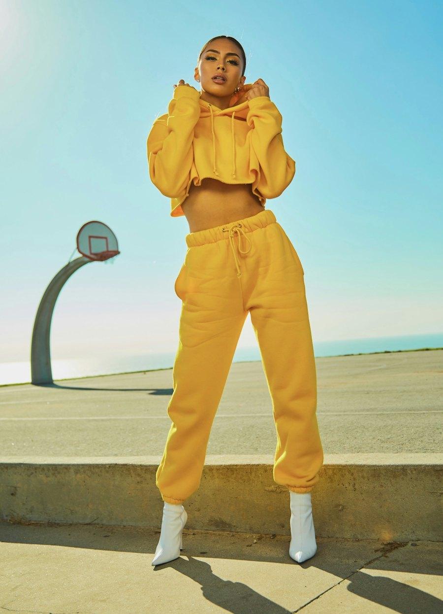 Modelo con conjunto deportivo amarillo