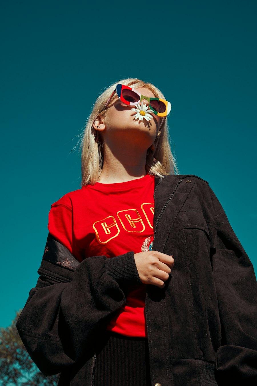 Chica con chaqueta y lentes