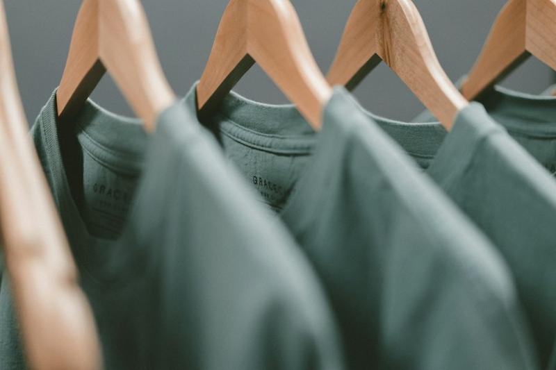 Camisetas verdes colgadas