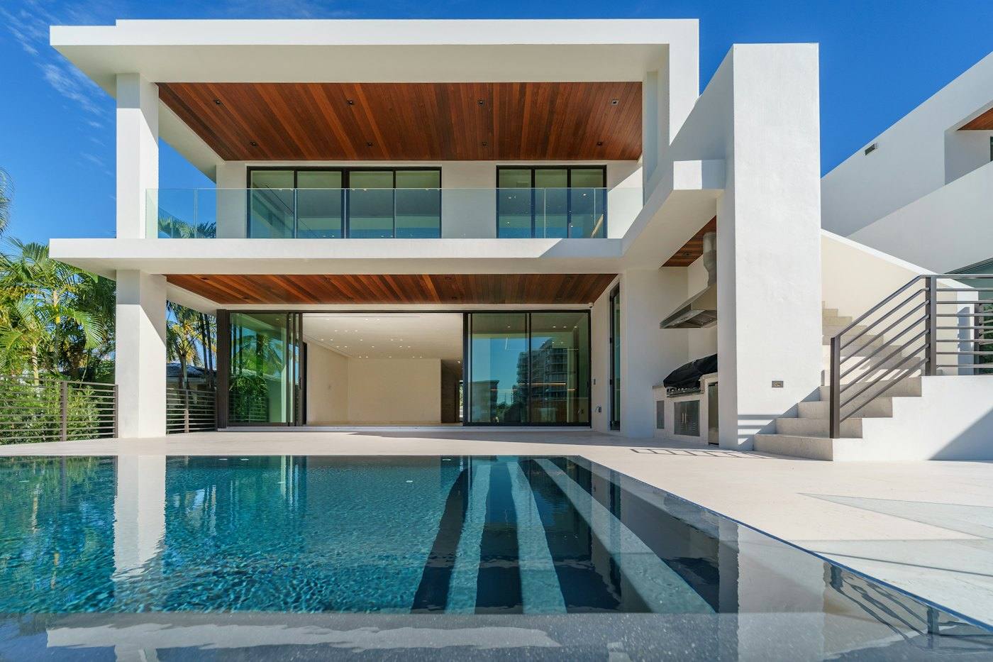 Villa blanca con piscina