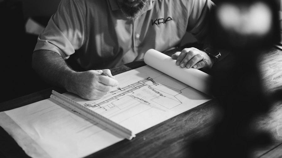 Arquitecto dibujando planos
